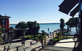Le Reve - Lake View Rooms